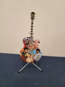 Chitarra illuminata Elvis Presley Rockin' Through the Years da collezione con supporto - Foto 1 di 3