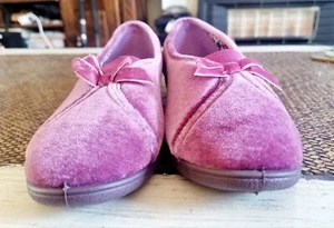 AS NEW Grosby 'Ruby' pink mauve Ladies Slippers Slip On vintage Velour Bow Lined - Picture 1 of 12