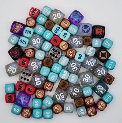 ENORME Lote de 84 Dados - Pokémon (EX Logo, Mega Evolution, Team Rocket, ETC) Foto 1 de 2