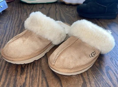 Chinelos Big Kids Ugg Australia Cozy II Shearling Comfort tamanho 4 Y excelente estado usado - Imagem 1 de 4