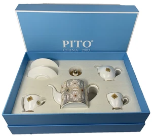 Juego de té de porcelana Pito nuevo en caja tetera crema 2 tazas de té y platillos 2003 hermoso - Imagen 1 de 21