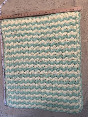 Baby Afghan Green & Yellow Hand Crocheted Shell Stitch Acrylic 26”x30” Foto 1 de 3