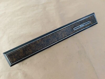 Nuevo de Lote Original Ford 1974 1975 1976 Gran Torino Elite Tablero Bisel Borde Emblema Ornamento Foto 1 de 4