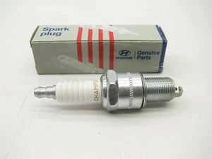 NEW GENUINE Spark Plug OEM For 2001-2004 Santa Fe 1995-2004 Sonata 2.4L 3.0L - Foto 1 di 4