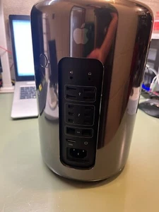 Late 2013 Apple Mac Pro XEON E5@3.5GHz 64GB RAM 1TB SSD MD878LL/A D500 3GB GPU - Afbeelding 1 van 2