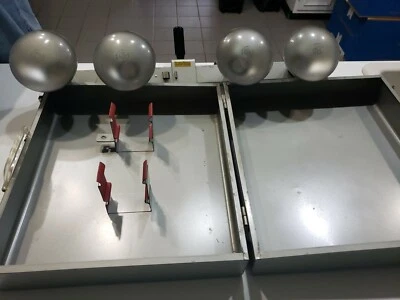 VINTAGE SMITH VICTOR L400 FOLDING PHOTO LIGHT BAR WITH A METAL CARRYING CASE  - Image 1 of 4