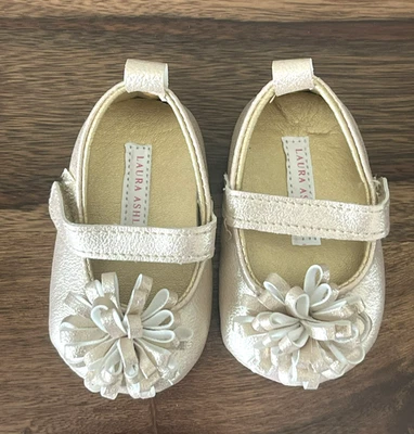 Laura Ashley 金色婴儿鞋 1 码花朵带全新无盒婴儿礼物淋浴 — 第 1/4 张图片