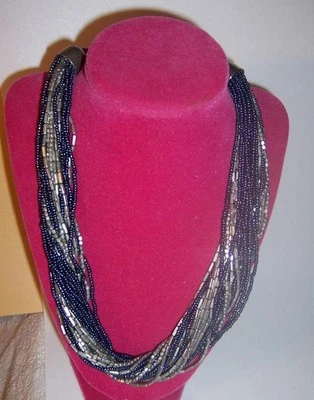 COLLAR KENNETH COLE NEW YORK PLATA Y CUENTAS DE VIDRIO NEGRO MULTI-HILO TORCIDO Foto 1 de 4