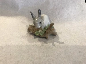 Porcelana Lladro retirada "Conejo comiendo" emitida en 1971, retirada en 1998. - Imagen 1 de 9