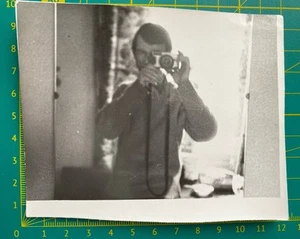 Chico guapo joven cámara selfie espejo reflejo retrato foto vintage - Imagen 1 de 2