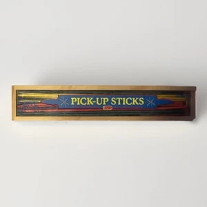 Juego de palos Schylling Pick Up con caja de almacenamiento de madera, 7 años en adelante, 10” - Imagen 1 de 2