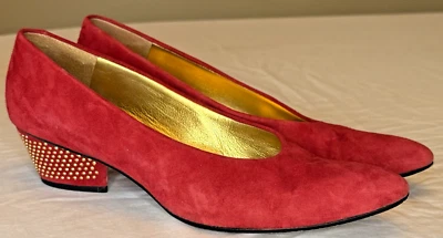 Zapatos de salón Anne Klein de gamuza rojos de colección talla 8,5 N tachuelas doradas hechos en Italia ¡ENVÍO BAJO! Foto 1 de 4