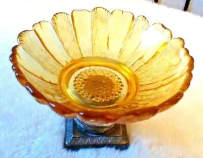 BUGIGANGA DE SABONETEIRA VINTAGE VIDRO ÂMBAR FLOR METAL PEDESTAL MCM BOHO meados do século - Imagem 1 de 4
