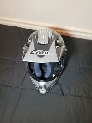  Casco de motocicleta Cyber Off Road negro/gris juvenil grande usado Foto 1 de 4