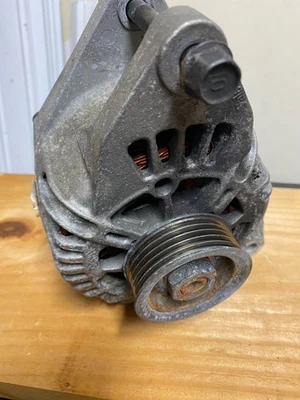 Генератор переменного тока VALEO 120 А / 12,5 В для 2003-2006 KIA Sorento (37300-39450RU) - Изображение 1 из 4