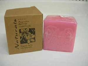 AVON! MAGNOLIA FRÜHLING DUFTKERZE 2 3/4 QUADRATISCH. Neu im Karton! L@@K! - Bild 1 von 1