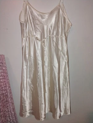 Vestido sin mangas Jaclyn Smith Studio íntimo con ribete floral lencería grande  Foto 1 de 3