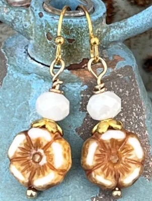 Impresionantes pendientes colgantes de oro, flor marfil grabada y cuentas de cristal. Bloom. Foto 1 de 3