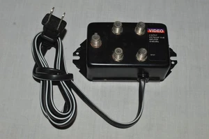 Video 4 Output UHF/VHF/FM 10db Amplifier Indoor Distribution 50-900 MHz PN 32121 - Picture 1 of 6