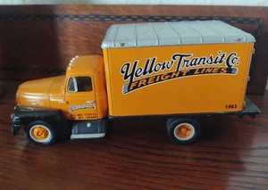 Camión diecast International R190 1957 líneas de carga de tránsito amarillo - Imagen 1 de 5