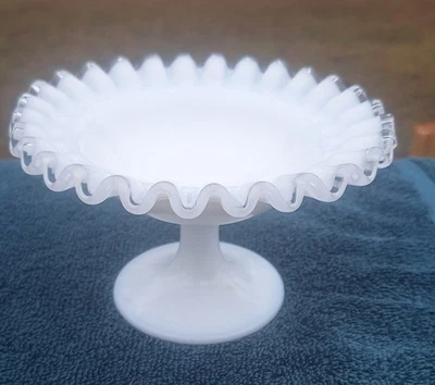 Antigo estilo Fenton brasão de prata vidro leitoso pedestal redondo babado tigela de prato 4” - Imagem 1 de 4