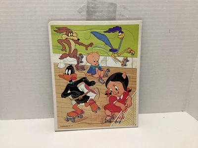 Rompecabezas de patinaje vintage Warner Bros. Porky Pig, Petunia, Lucas, Road Runner Foto 1 de 4