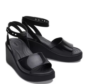 Sandali donna con zeppa Crocs Brooklyn taglia 10 neri lucidi cinturino alla caviglia punta aperta - Foto 1 di 4