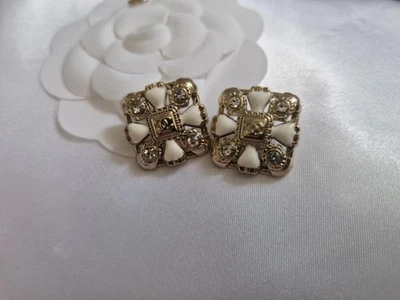 LOT OF 2 CHANEL SQUARE GOLD/ WHITE BUTTONS 22MM - Image 1 of 4