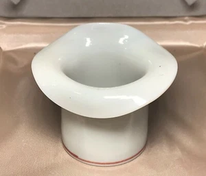 Antiguo soporte para palillo de dientes blanco opaco sombrero forma ala curva delgada línea roja - Imagen 1 de 6