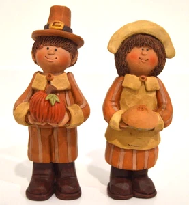 BLOSSOM BUCKET Suzi Skoglund Pilgrim Couple Thanksgiving Pumpkin & Pie 4.25" - Picture 1 of 8