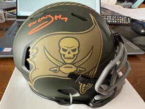 MINI CASCO BAS BUCKY IRVING FIRMADO TAMPA BAY BUCCANEERS SALUDO AL SERVICIO 2025 - Imagen 1 de 5