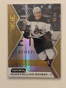 2024-25 Upper Deck Synergy Rookies Maksymilian Szuber Gold Parallel RC 3/25 - Foto 1 di 2
