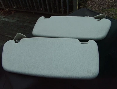 Par de viseras izquierda y derecha Volvo 240 sedán blanco y negro con buenos clips. Sin bolsillos Foto 1 de 4