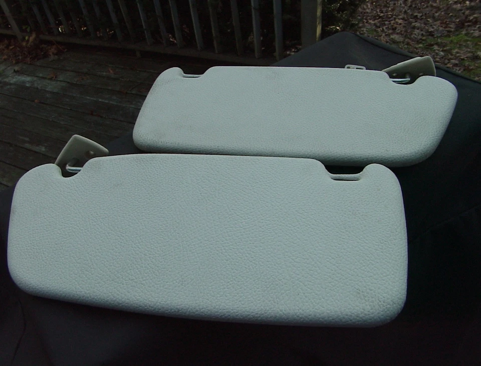 Par de viseras izquierda y derecha Volvo 240 sedán blanco y negro con buenos clips. Sin bolsillos Foto 1 de 4