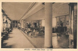  ARLES 13 Le Hall de l'Hôtel Jules César Edit. d'Art Yvon CPA non circulée~1910 - Imagen 1 de 2