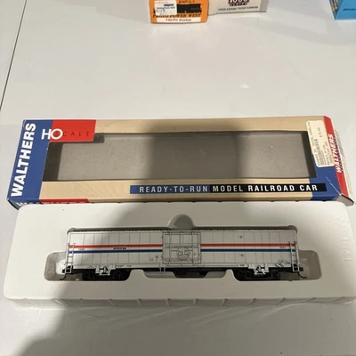 HO Walthers Ready To Run Amtrak 60' Box Car 1563 w/USMail Emblem - Image 1 of 4