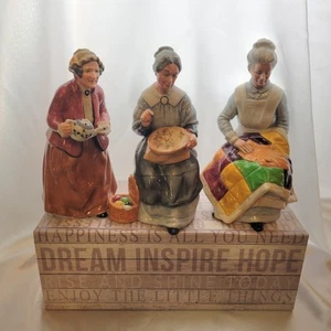 Figurine Royal Doulton dipinte a mano "Teatime" "Eventide" e "Ricamo" usate in ottime condizioni - Foto 1 di 21