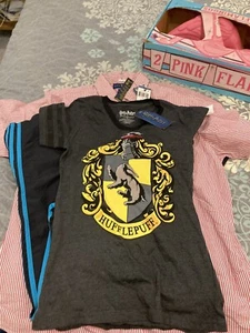HARRY POTTER Hufflepuff House Juniors T-Shirt NWT Medium Coat Of Arms - Picture 1 of 2