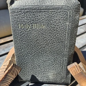 Vintage WW2 Holy Bible 1611 Conformed KJV Leather Bound - Foto 1 di 17