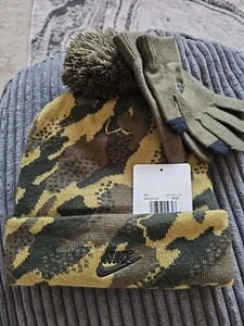 Nike Jungen Größe 8-20 grün Camouflage warm Winter Bommel Beanie Handschuhe 2 Stück Set - Bild 1 von 5