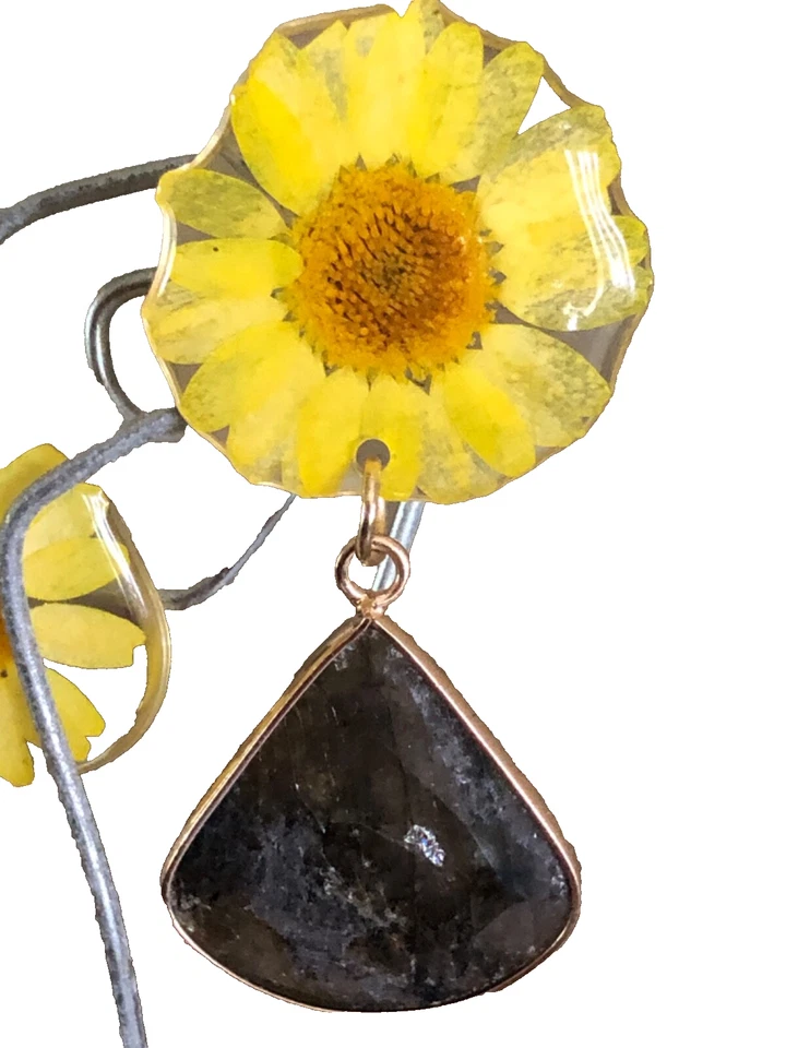 Pendientes colgantes Anthropologie girasol, tono dorado, piedra resina verde Foto 1 de 4