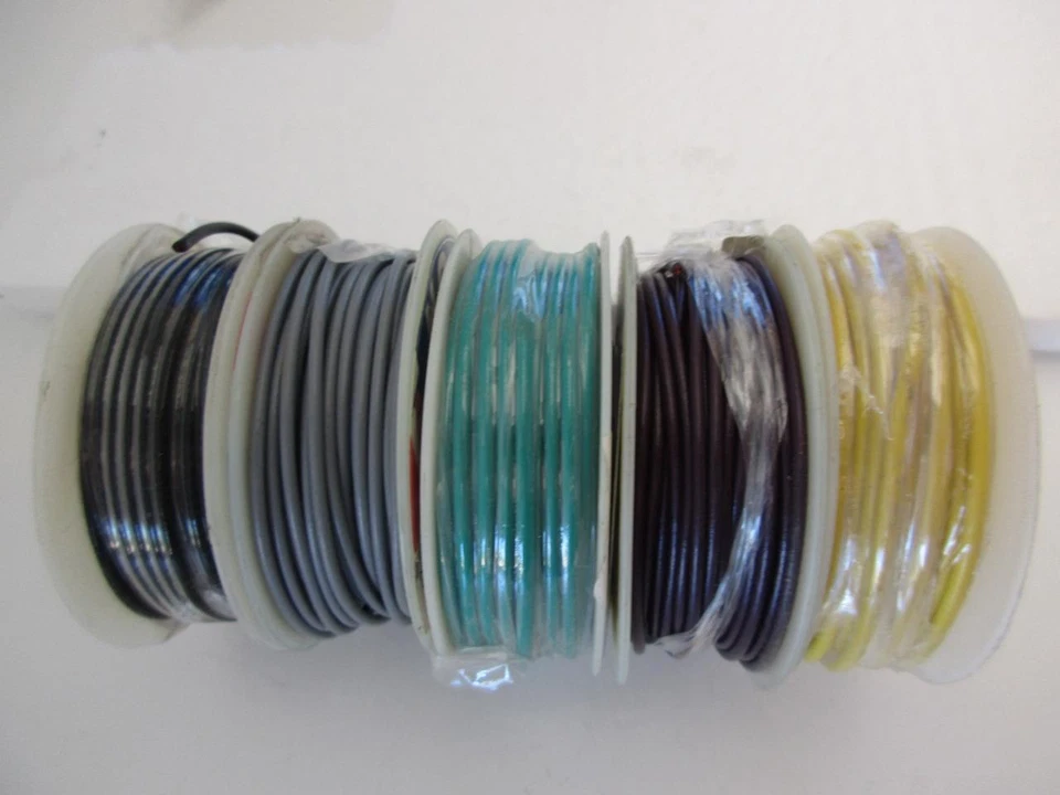 Rollo de 25' ft 20 AWG CABLE DE CONEXIÓN TRENZADO Medidor de cable 300 V PVC Aislamiento COLORES Foto 1 de 1