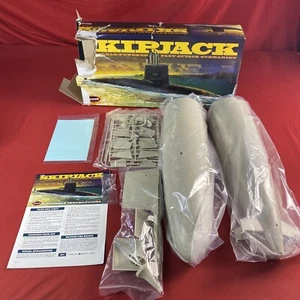 Moebius 1400 US Submarine Skipjack Plastikmodellbausatz im Maßstab 1:72 - Neu Box beschädigt - Bild 1 von 11