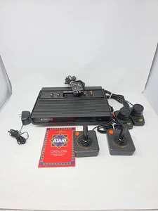 Atari 2600 Vader Konsole mit Kabeln Joysticks und Paddles - Bild 1 von 14