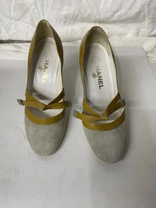 Chanel CC Logo grau Wildleder mit senfgelber Kontur und Stilettoabsatz zum Binden - LESEN - Bild 1 von 9