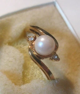 Gold Tone Fashion RIng Faux Pearl & Tiny Faux Diamonds Size 9 1/2. - Bild 1 von 2
