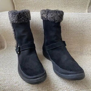 Stuart Weitzman Black Suede Short Boots with Belt Buckle and Faux Fur Trim 8.5M - Picture 1 of 13