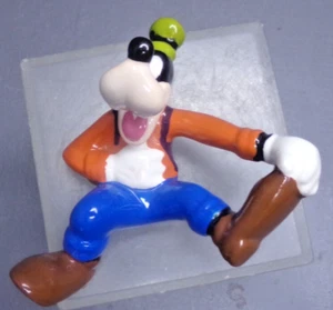 DISNEY KERAMIK FIGUR DOOF AUF DEM RÜCKEN LIEGEND LACHEND - Bild 1 von 6