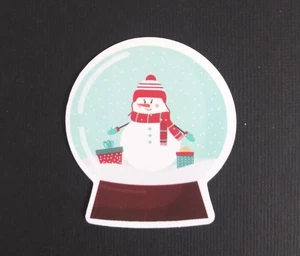 Pupazzo di neve con regali adesivo globo di neve 2,25" x 2" (T) - Foto 1 di 2
