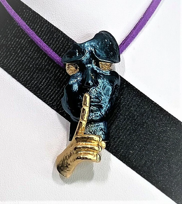 BETSEY JOHNSON BROCHE PIN ESMALTE AZUL Y DORADO MÁSCARA CORDÓN DE CUERO MORADO GRATIS Foto 1 de 4